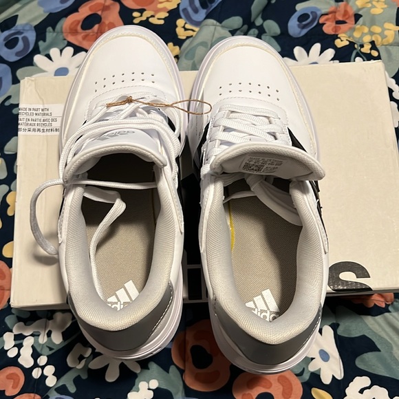 New Adidas Women's Courtblock Sneaker size 7 white black with silver accent - Picture 6 of 7